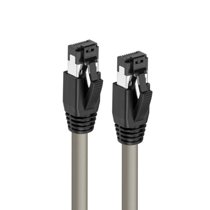 Grå Cat8.1 S/FTP netværkskabler 7,5m med metalskærmede stik og plastikclips, to stk. side om side.