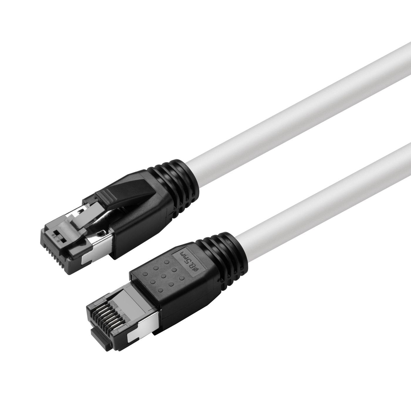MicroConnect Cat8.1 S/FTP netværkskabel 7,5 m hvid LSZH med sorte og sølvfarvede RJ45-stik med clips og skærmning.
