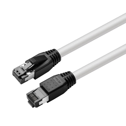 MicroConnect Cat8.1 S/FTP netværkskabel 7,5 m hvid LSZH med sorte og sølvfarvede RJ45-stik med clips og skærmning.