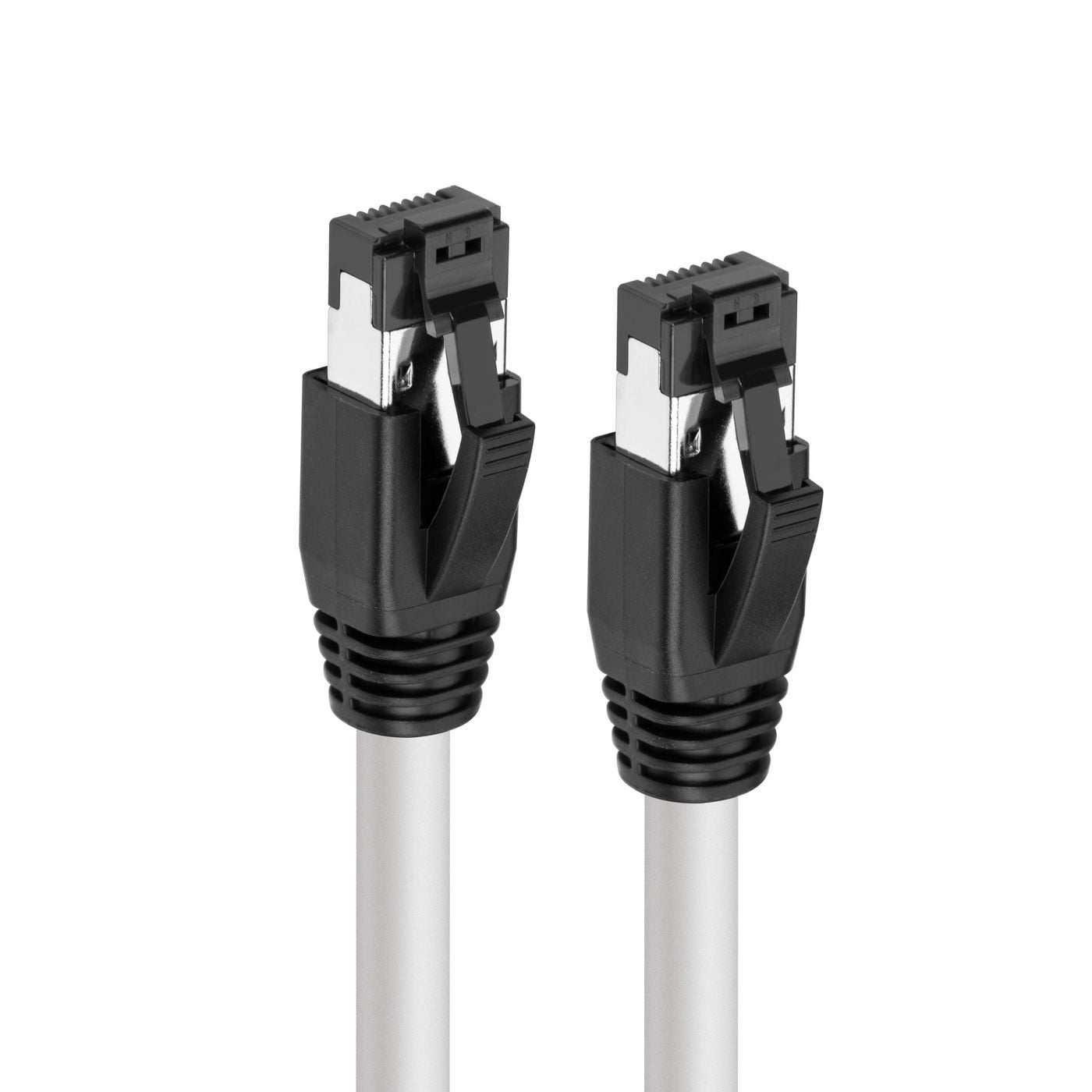 MicroConnect Cat8.1 S/FTP netværkskabel 7,5 m hvid LSZH vises sammen med andre kabler.