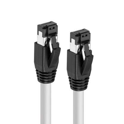 MicroConnect Cat8.1 S/FTP netværkskabel 7,5 m hvid LSZH vises sammen med andre kabler.