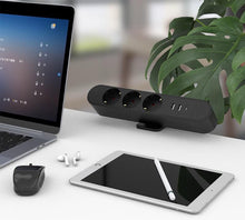 Microconnect Multi Desktop Power Socket, 3 Schuko, USB-A, 2 USB-C porte, 67W, synlig ved siden af laptop og tablet.