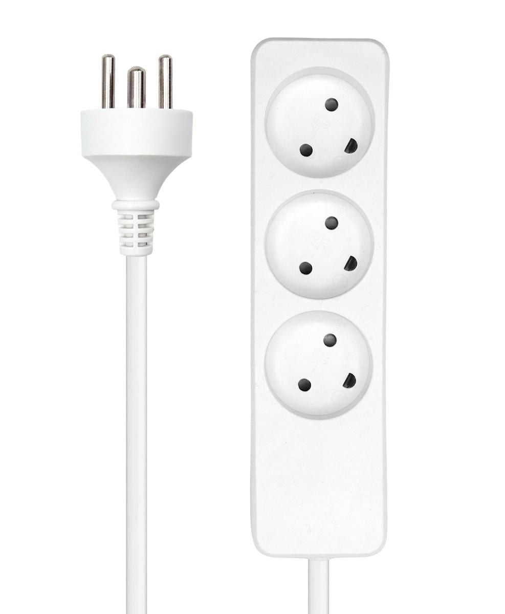 MicroConnect 3-vejs hvid stikdåse med 1 m kabel, tre runde udtag og fastmonteret trebenet stik.