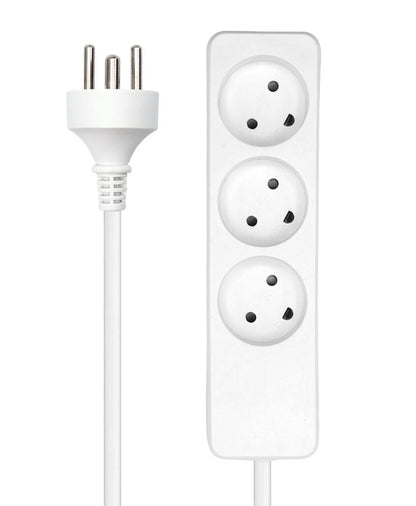 MicroConnect 3-vejs hvid stikdåse med 1 m kabel, tre runde udtag og fastmonteret trebenet stik.