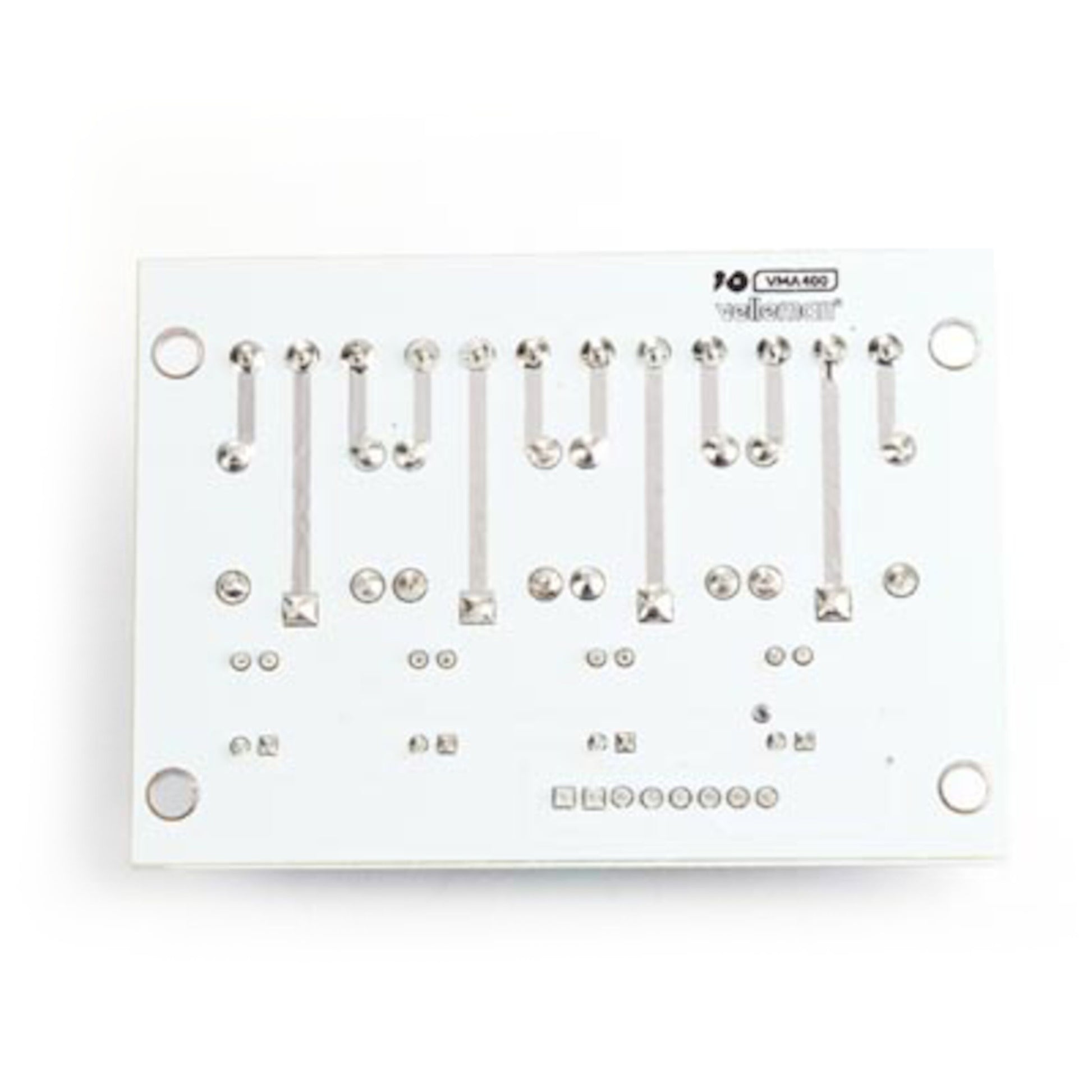 Relæmodul til Arduino 4x, hvid PCB med sølv loddepunkter og spor, model VMA400 i øverste højre hjørne.