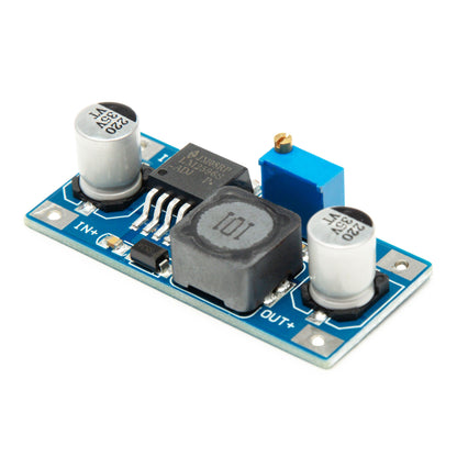 Variabel DC-DC step-down modul, blå, til opbevaring af kondensatorer, spole, potentiometer på rektangulært printkort.
