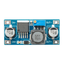 Luxorparts variabel spændingsregulator Switched blå modul med mærkede ind/udgange, heatsink, IC-chip, kondensatorer, potentiometer.