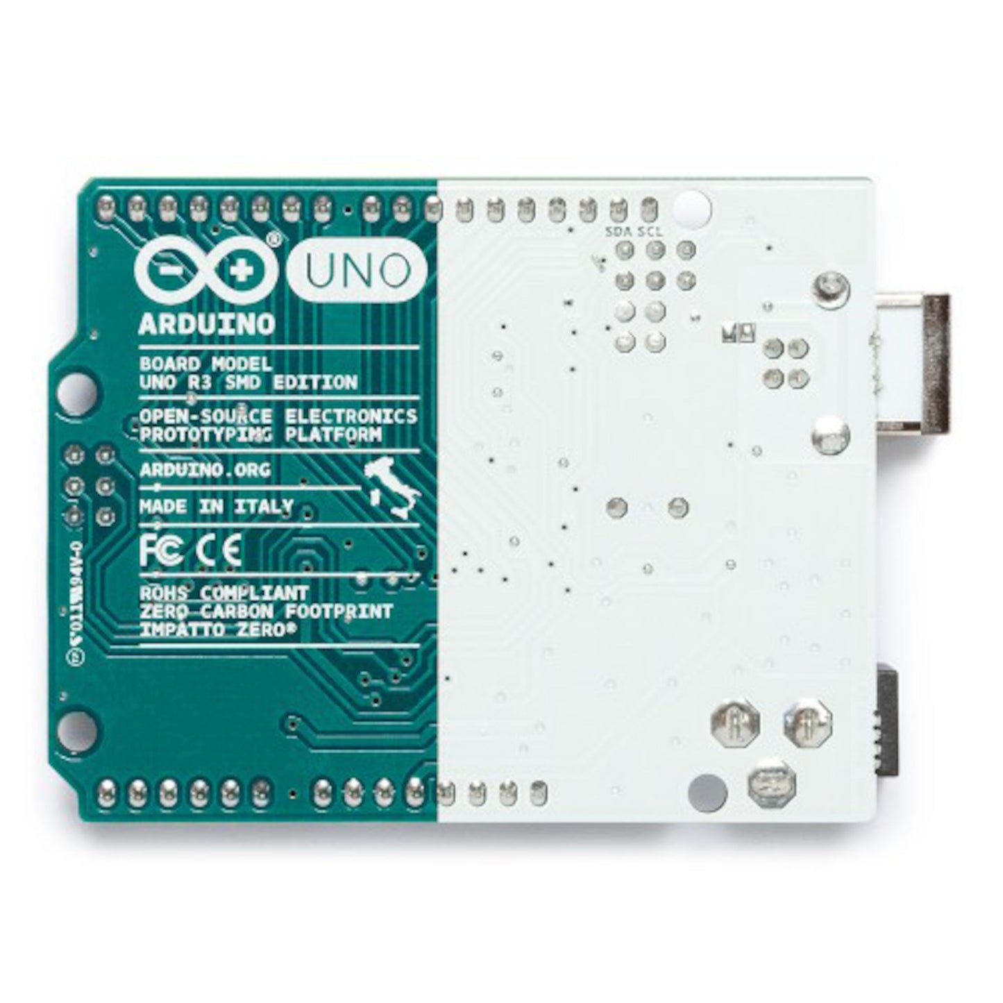 Bagsiden af Arduino Uno Rev. 3 SMD udviklingskort med ATmega328P, mærkater, komponenter og USB-stik til højre.