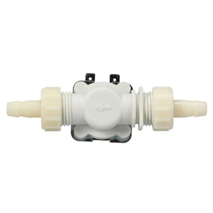 Vandventil 12 V, hvid plast, to slangetilslutninger, pil for flowretning midt på, monteringsbeslag ved basen.