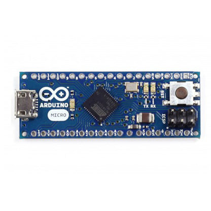 Arduino Micro udviklingskort blå, ATmega32u4-chip, USB-port, markerede sidestik, diverse elektroniske komponenter.
