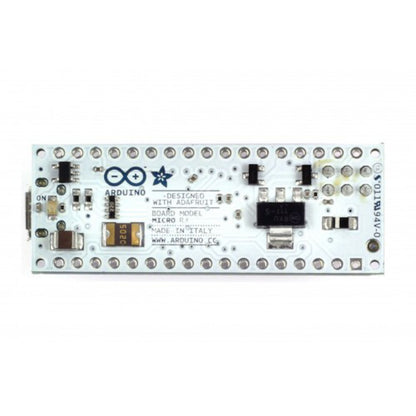 Arduino Micro udviklingskort med ATmega32u4-chip, elektronikkomponenter, pin-headers og Arduino-logo nærbillede.