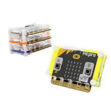 Micro:bit Mi:pro board med gule kanter, tre transparente kabinetter til micro:bit med farvede bånd i baggrunden.