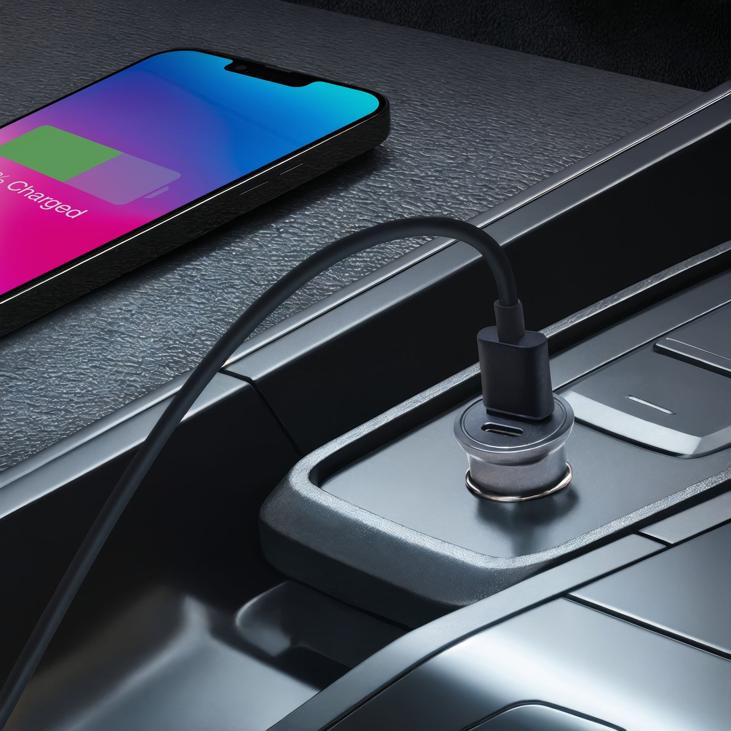 Linocell smartphone oplades på bilkonsol med Linocell 30W USB-C hurtigoplader tilsluttet bilens strømudtag.