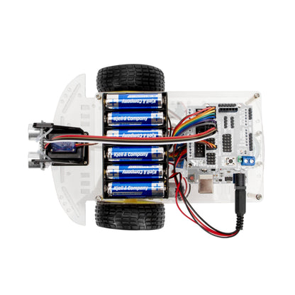 Arduino Robotbil Startpakke med gennemsigtigt chassis, synlige printplader, seks AA-batterier, ledninger og dæk top-down.