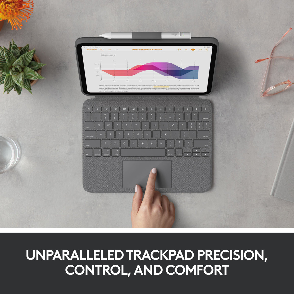 Gråt Logitech Combo Touch-tastaturcover til iPad 10. generation med datavisning på skærmen og fingeren på trackpad’en.