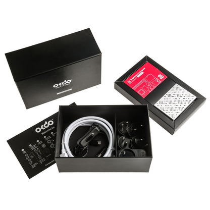 Raspberry Pi 4 Kit 4GB sort gaveæske med Otco-logo, internationale stik, hvidt kabel og billader.