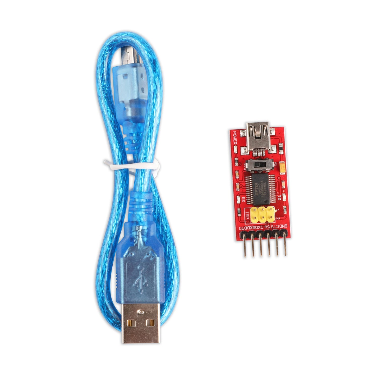 Blå USB til micro-USB kabel ved siden af rød Arduino USB til seriel adapter med FT232RL-chip og pins.