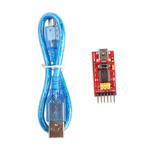 Blå USB til micro-USB kabel ved siden af rød Arduino USB til seriel adapter med FT232RL-chip og pins.