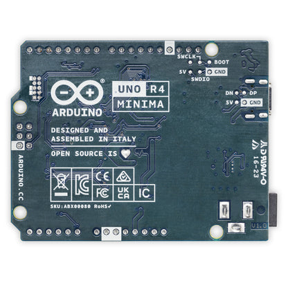 Arduino Uno Rev4 Minimalt Udviklingskort grøn bagside med detaljerede labels, pin-markeringer og certificeringer.