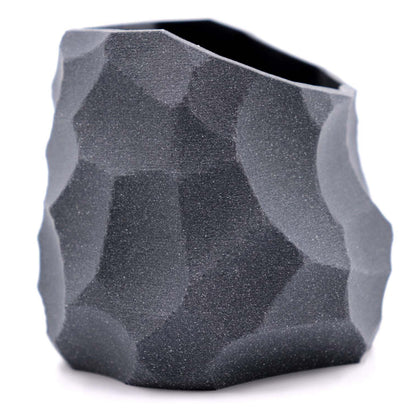 Addnorth facetteret vase, mørkegrå, mat tekstur, polygonform, 3D-printet med Textura Flare filament 1,75 mm.