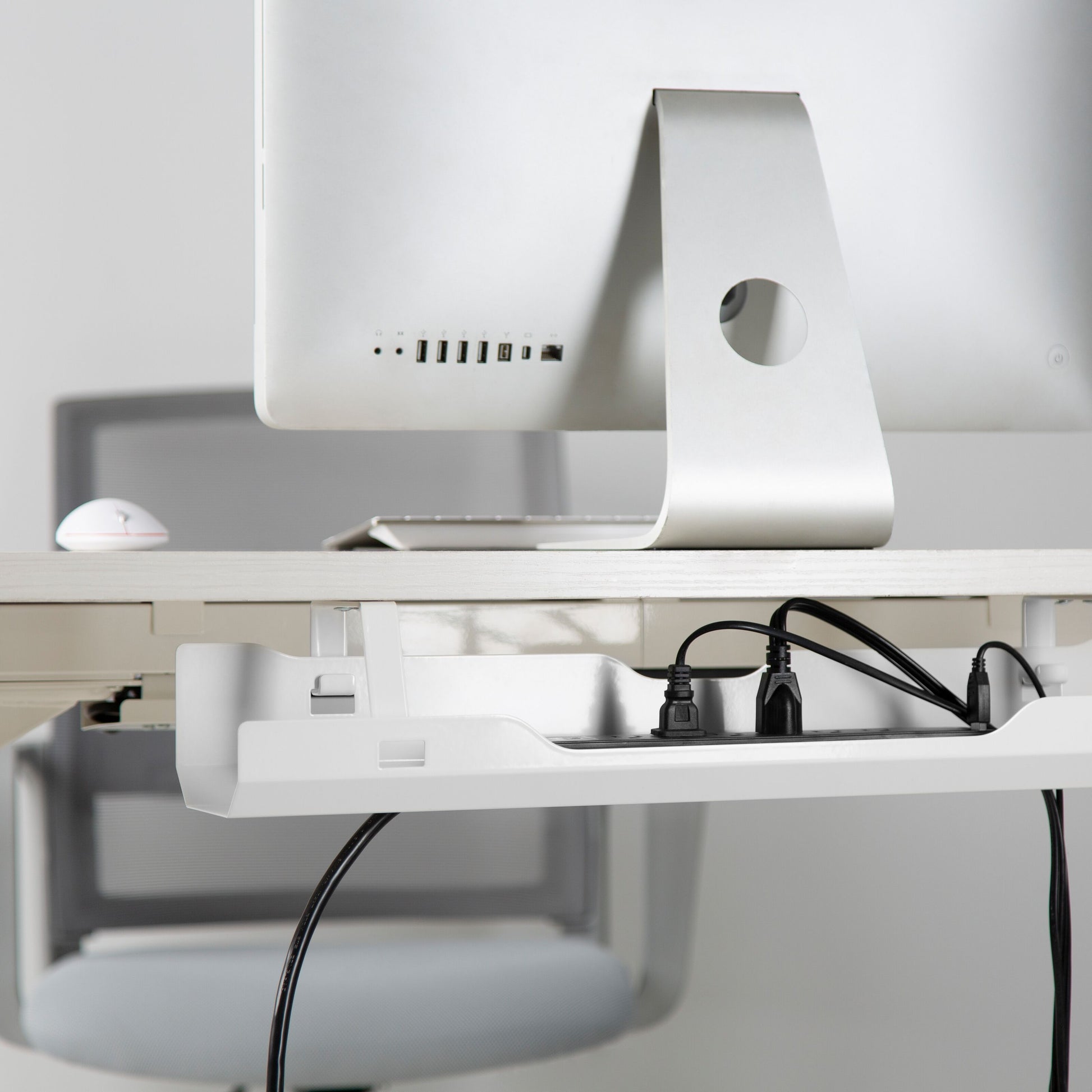 Luxorparts Kabelbakke Premium 600 mm under computerskærm på skrivebord, synlige kabler, mus og stol.