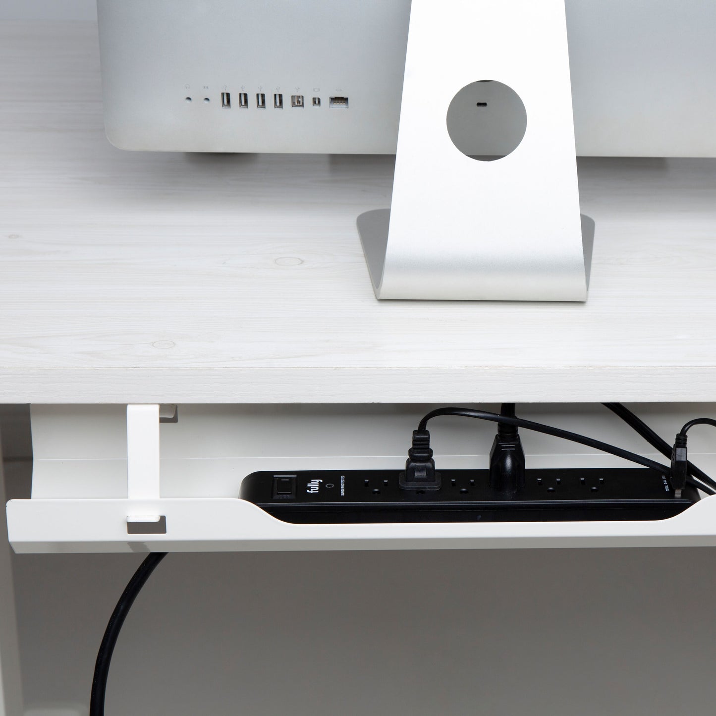 Luxorparts Kabelbakke Premium 600 mm under skrivebord rummer stikdåse med flere stik, organiserer kabler.