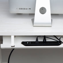 Luxorparts Kabelbakke Premium 600 mm under skrivebord rummer stikdåse med flere stik, organiserer kabler.