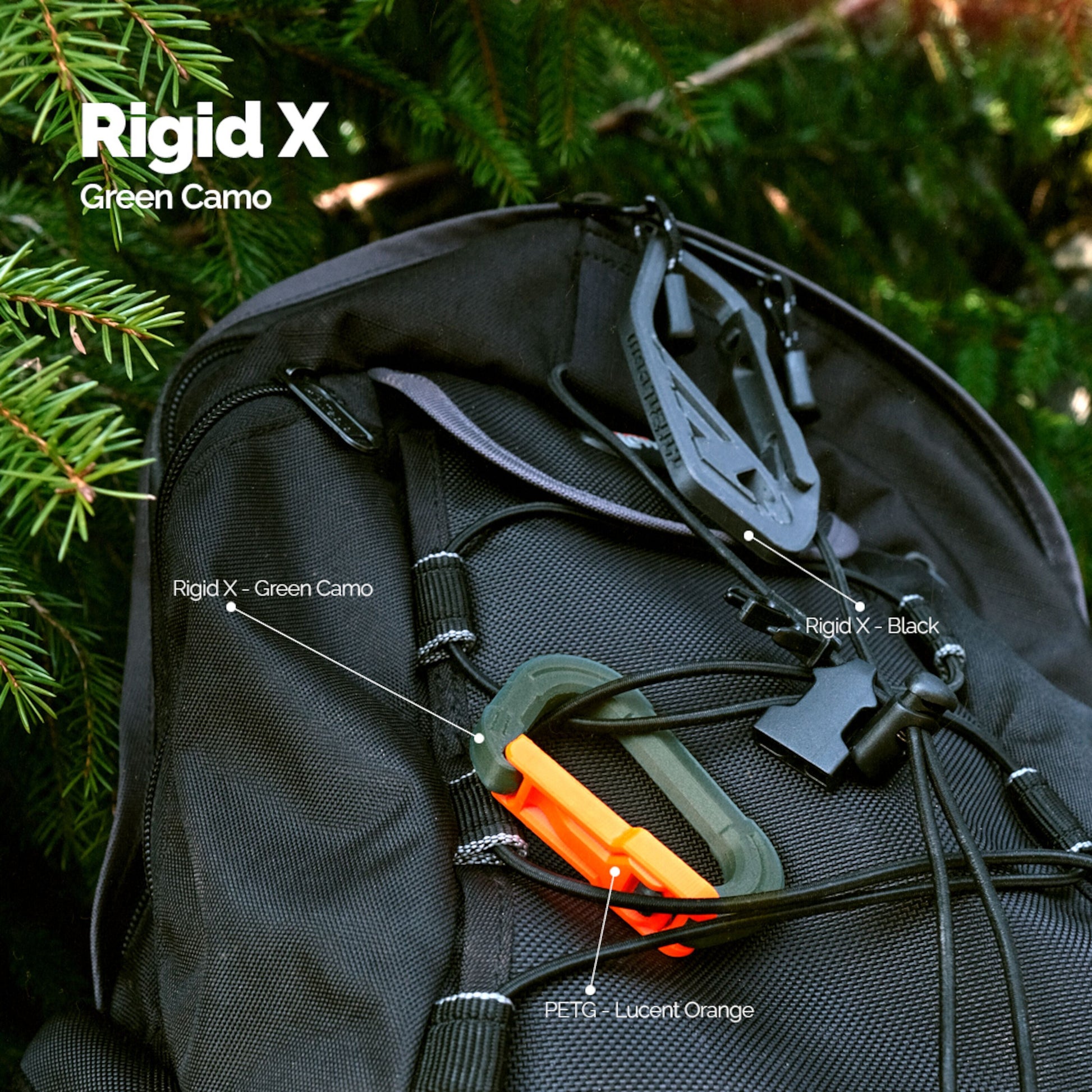 Addnorth Stift X kulstofforstærket PETG-karabiner i grøn camo, sort og orange på sort rygsæk, hver med farve-mærkat.
