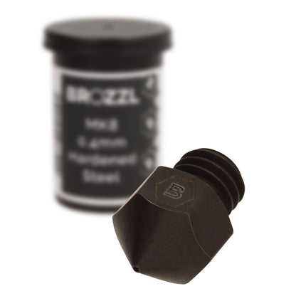 Brozzl 3D-printer dyse sort metal 0,6 mm sekskantet med "B"-logo foran sløret beholder mærket BROZZL til Ender-3 Pro.