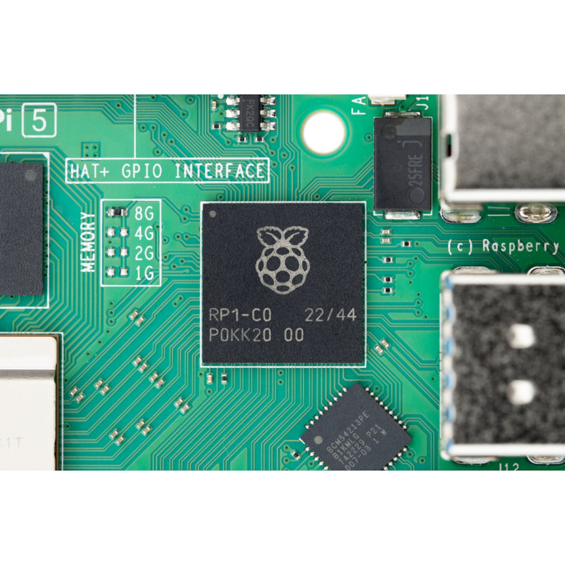 Raspberry Pi 5 Model B 8GB grøn printplade, sort RP1-CO chip, quad-core processor, mærkede RAM og porte.