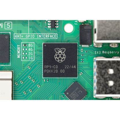 Raspberry Pi 5 Model B 8GB grøn printplade, sort RP1-CO chip, quad-core processor, mærkede RAM og porte.