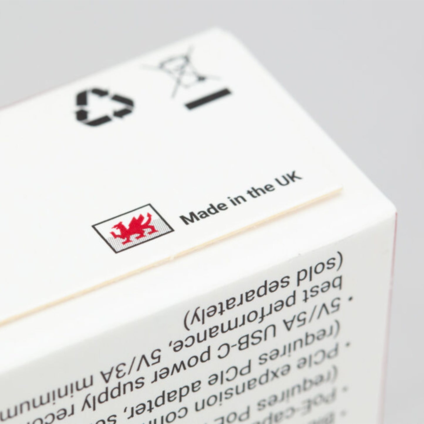 Raspberry Pi 5 Enkortsdator Model B 8 GB, hvid æske med genbrugssymboler, rød walisisk drage, Made in the UK.