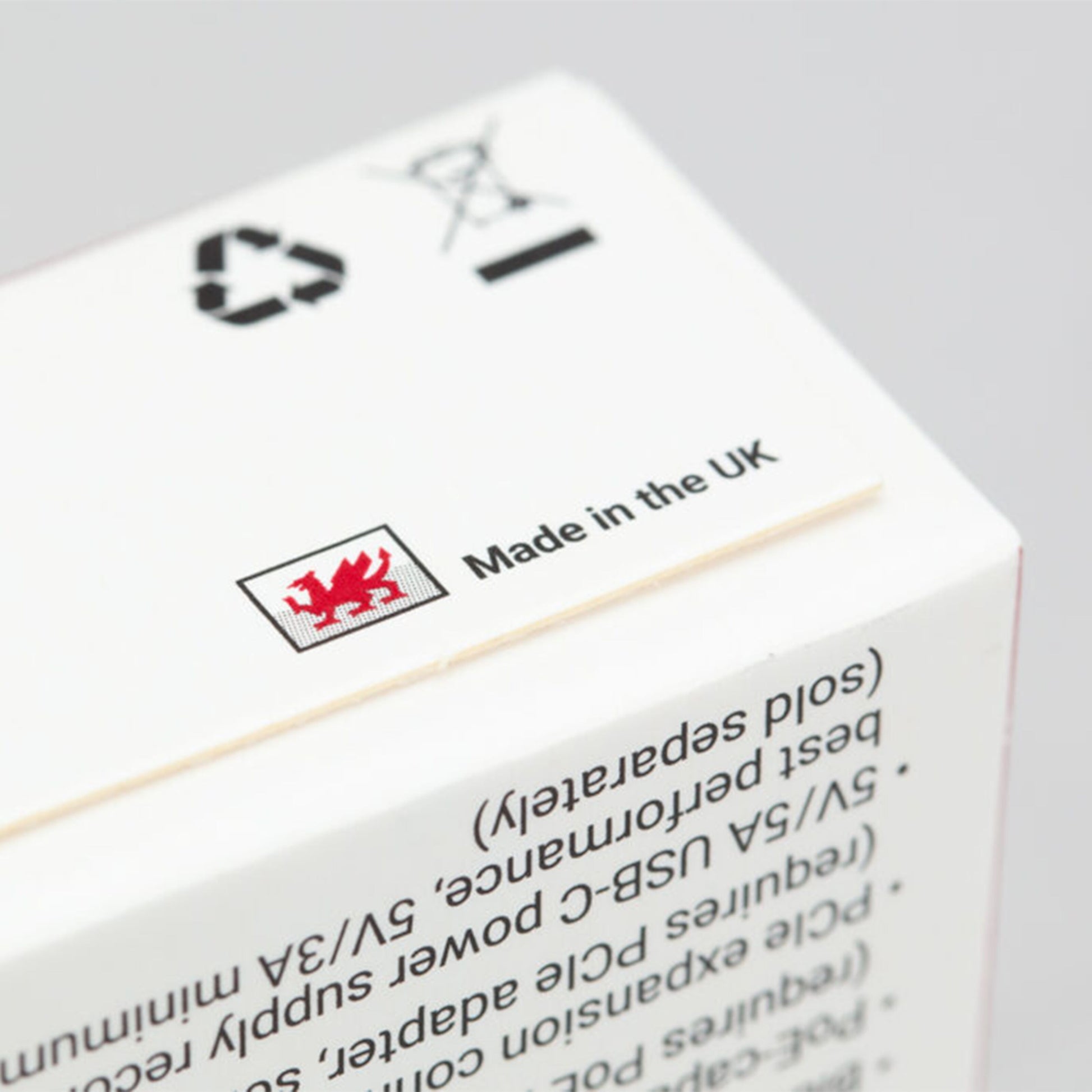 Raspberry Pi 5 Enkortsdator Model B 8 GB, hvid æske med genbrugssymboler, rød walisisk drage, Made in the UK.