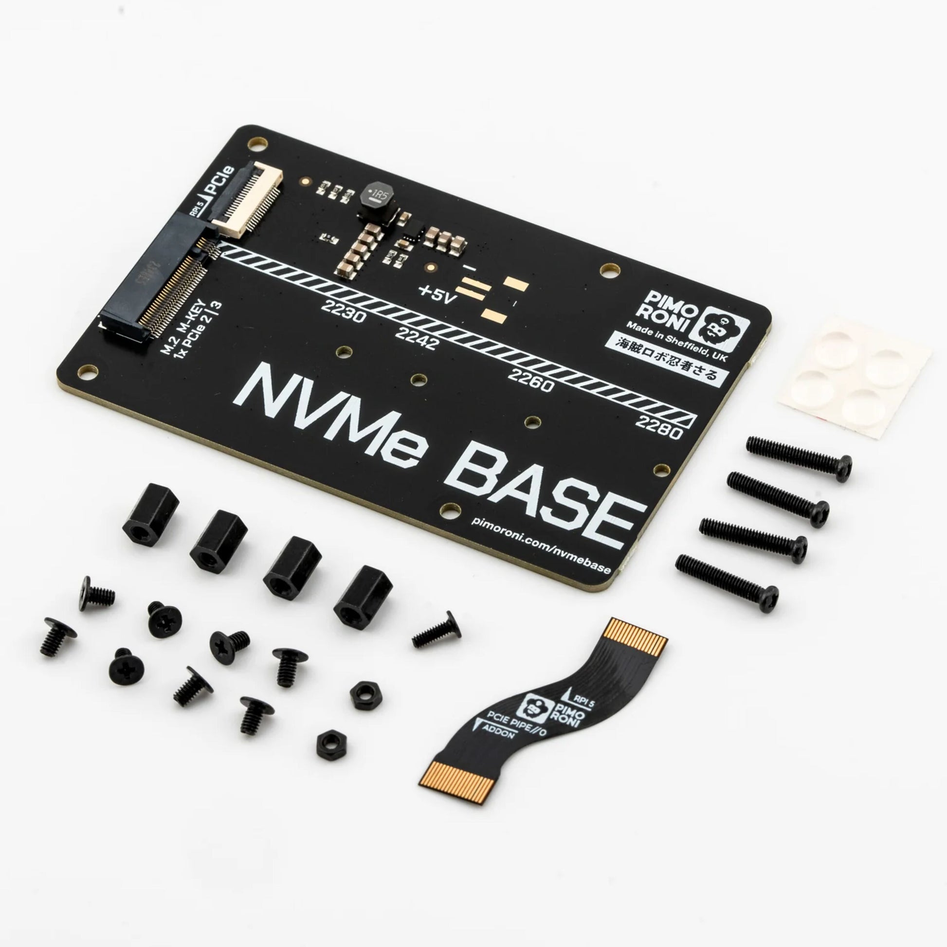 NVME-hat til Raspberry Pi 5 med stikpladser, sorte skruer, afstandsstykker, afstandsstykker, fladt båndkabel og klæbepuder.