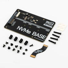 NVME-hat til Raspberry Pi 5 med stikpladser, sorte skruer, afstandsstykker, afstandsstykker, fladt båndkabel og klæbepuder.