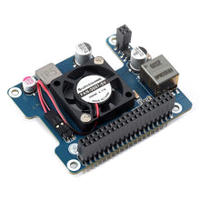 PoE+ Hat til Raspberry Pi 5, blå printplade med sort blæser, kondensatorer, stik og stor pin header til strøm via Ethernet.