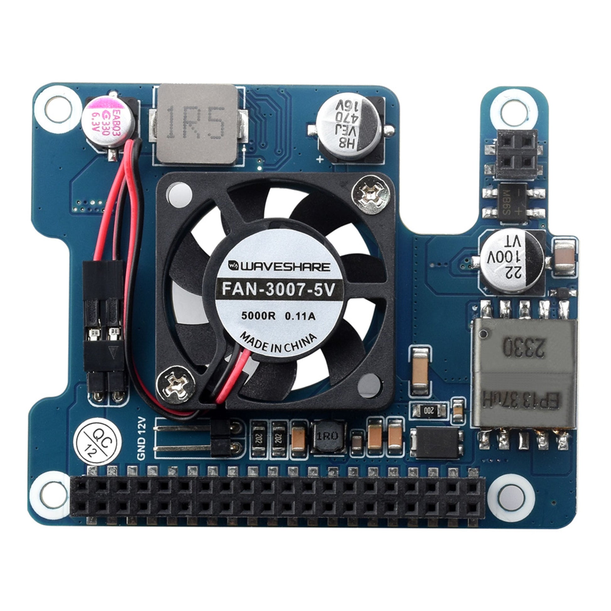 PoE+ Hat til Raspberry Pi 5, blå printplade med sort køleblæser, synlige chips, kondensatorer og flere porte.