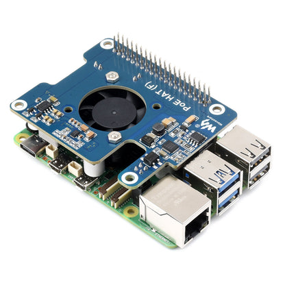 PoE+ Hat til Raspberry Pi 5 blå monteret med køleventilator, GPIO-pins samt synlige USB- og Ethernet-porte.