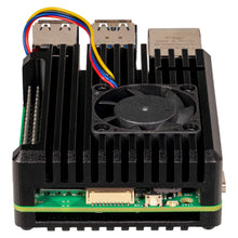 Aluminiumskabinet til Raspberry Pi 5, sort køleplade, synlige blæsere, flerfarvede ledninger, grøn printplade, porte foroven.