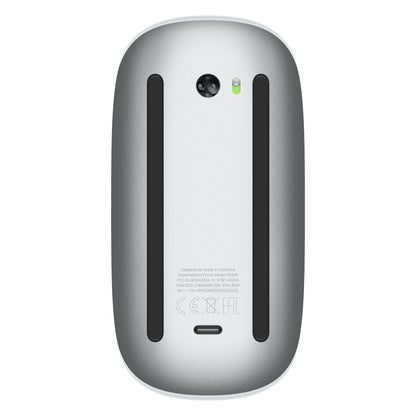 Apple Magic Mouse Hvid underside med to slags glidebaner, tænd/sluk-knap, sensor og certificeringsmærker.