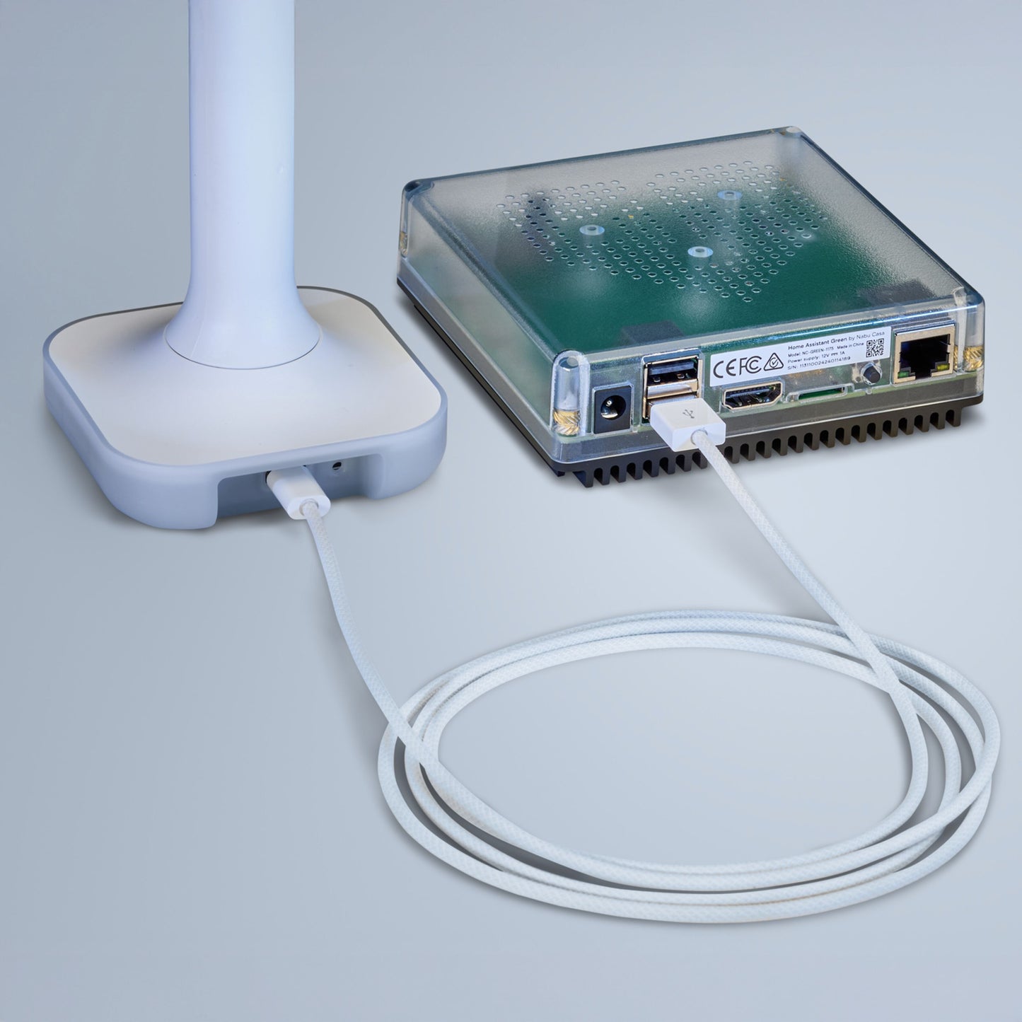 Connect ZBT-2 gennemsigtig hub med USB- og Ethernet-porte, hvidt kabel tilsluttes, egnet til Raspberry Pi, box-formet design.