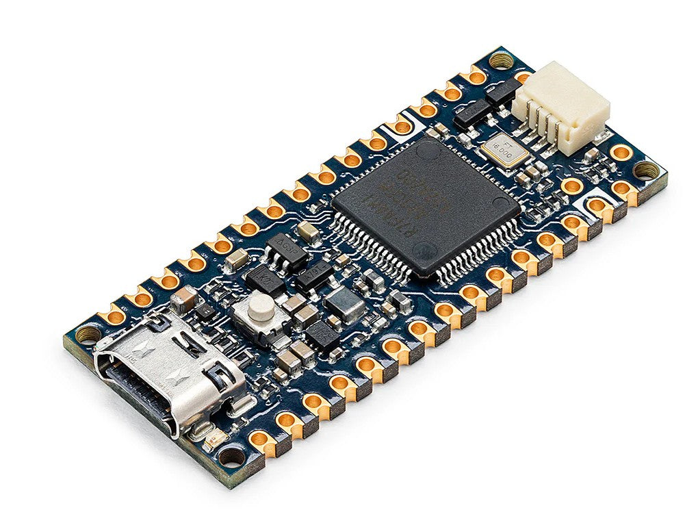Arduino Nano R4 udviklingskort uden stiftliste, blå printplade, guldbelagte pads, sort chip, USB-port, hvid knap, lille stik.