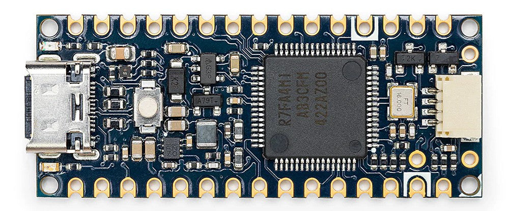Arduino Nano R4 udviklingskort uden stiftliste med USB-C port, mikrochips, side pins og central processing unit.