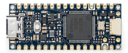 Arduino Nano R4 udviklingskort uden stiftliste med USB-C port, mikrochips, side pins og central processing unit.
