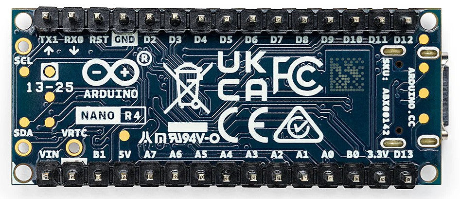 Arduino Nano R4 udviklingskort med stiftlister, mærkede pin-headers, certifikationslogoer og komponenter på blå PCB.