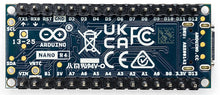 Arduino Nano R4 udviklingskort med stiftlister, mærkede pin-headers, certifikationslogoer og komponenter på blå PCB.