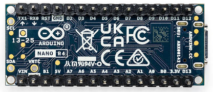 Arduino Nano R4 udviklingskort med stiftlister, mærkede pin-headers, certifikationslogoer og komponenter på blå PCB.