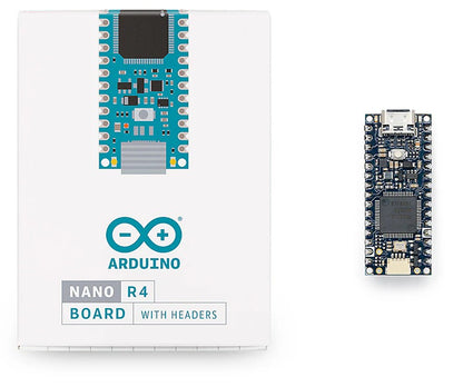 Arduino Nano R4 udviklingskort med stiftlister i hvid æske, boardet med pin headers vises ved siden af.