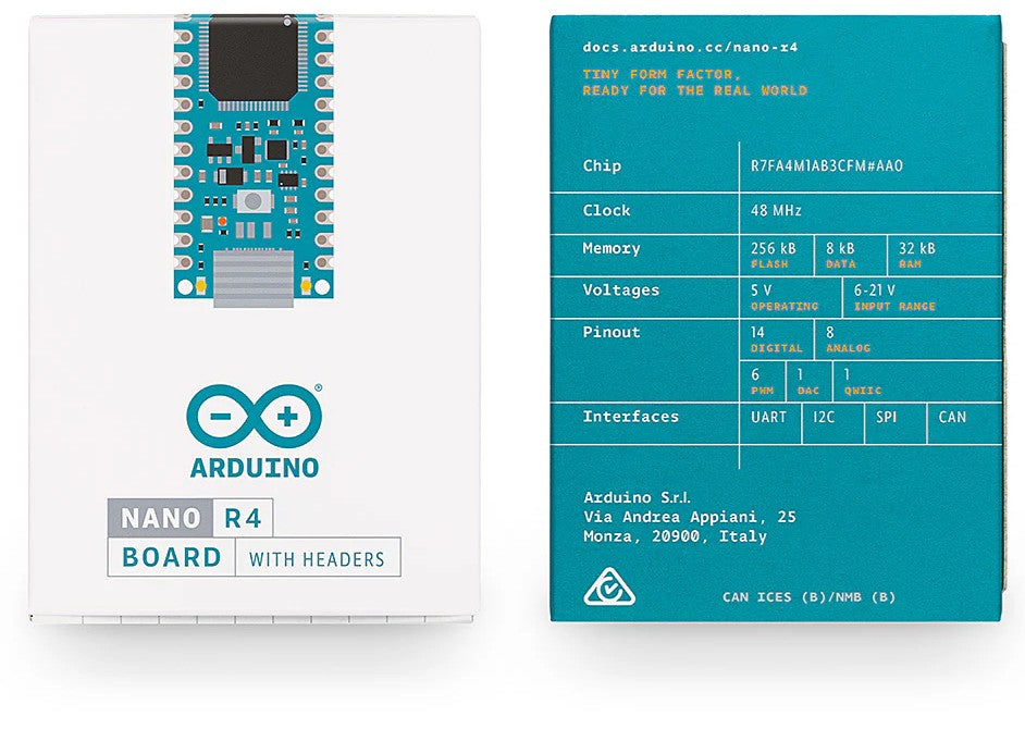 Arduino Nano R4 udviklingskort med stiftlister i æske, front viser boardet, bagside viser chip, clock speed, memory, voltage og pinout.