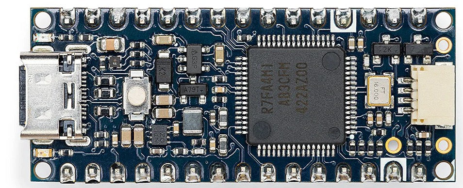Arduino Nano R4 udviklingskort med stiftlister, mikro-USB-port til venstre, central IC og synlige komponenter.